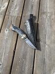 Handgjord kniv med damaskblad 