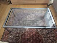 Soffbord och sidobord i härdat glas och förkromat stål
