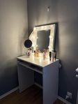 Sminkbord samt spegel med belysning 