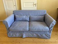Bäddsoffa i ljusblått jeanstyg