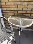 glasbord och stolar 