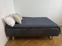 Kungsängen säng Rosendal 140x200 cm med ben i ek 22 cm 