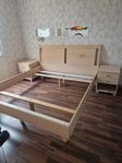 bortskänkes sängram 180 cm bredd med madrasser