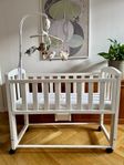 Bedside crib/spjälsäng