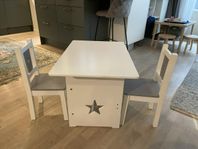 Jättefint barnbord + stolar (samt förvaring)