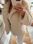 Pälskappa (fake fur) i nyskick - krämvit 