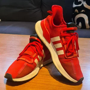 Skor Adidas och Puma