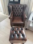 Chesterfield Fåtölj med pall.