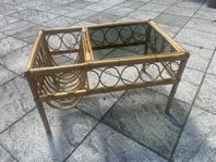 Vintage bord i rotting med tidningsställ