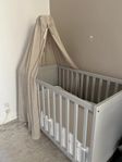 Ikea Sundvik spjälsäng grå, sänghimmel och stativ 