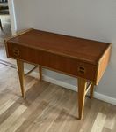 Liten byrå i teak