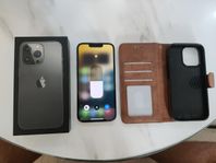 iPhone 13 pro med laddare och kartong med spricka ev byte mm