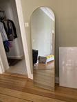 stor spegel med guldram 50x170cm