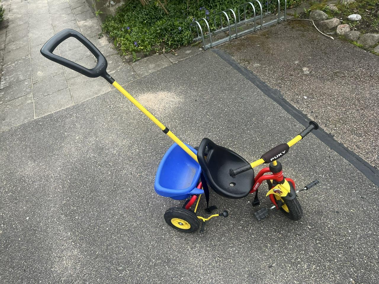 Puky trehjuling med stång