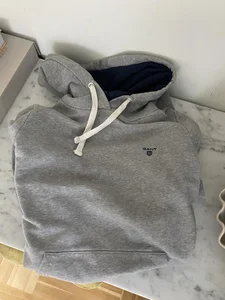 Grå GANT-hoodie dam M (passar S) – mjuk och snygg