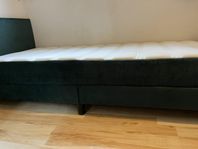 Mörkgrön 190x90 säng+bäddmadrass