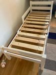 Två IKEA-barnsängar med madrasser