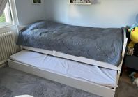 Barnsäng med utdragbar extrasäng – 90x200 cm
