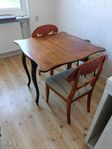 antikt Spelbord med ett par äldre stolar