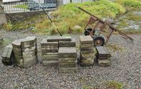 Stenplattor, murstenar och handkärra