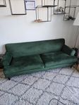 Soffa i grönt sammetstyg