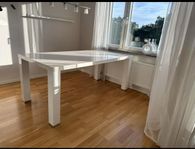 vitt högblankt köksbord / matsalsbord för 6 stolar 