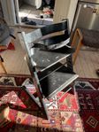 stokke barnstol svart