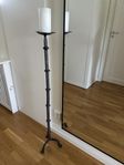 Antik golvljusstake för blockljus i svart smide