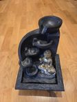 Buddha Fontän med lampa