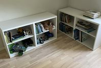 Två mindre bok/förvaringshyllor