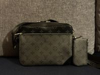 säljer min Louis Vuitton trio Messenger väska