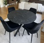 Matgrupp med fyra sammetsstolar
