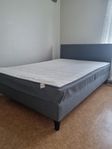 204×140cm säng med ryggstöd