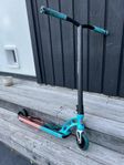 Kickbike MGP Origin Pro Trick Sparkcykel med extra hjul.