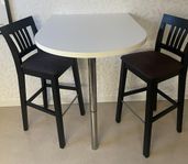 Ståbord med två stolar