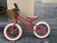 Banwood röd balans- och springcykel med korg
