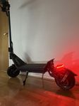 Kraftfull Nami Klima elscooter + hjälm – Bra skick & pris