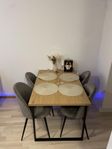 4-sits Matbord med Samet grå stolar