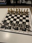 Lyxigt schackset i guld och silver