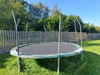 Stort Oval Studsmatta bortskänkes.