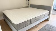 Säng 140x220 cm – SLATTUM stomme + SKOTTRUD madrass