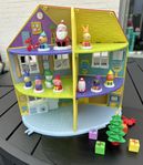 Greta gris-hus med tillhörande figurer 