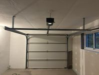 Motoriserad Hörmann garageport – 2,4 × 2,0 m