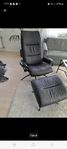 Stressless Tokyo med fotpall i svart skinn.