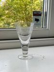 Ett vintage snapsglas med fint gravyrmönster