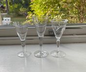 3 st vintage snapsglas/likörglas med mönster och olika for