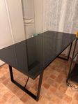 svart glasbord 