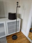 Golvlampa från MIO med skärm