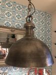 Tung gedigen lampa i industriell stil