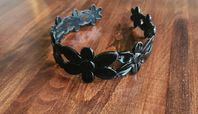 Svart högglansigt diadem med blommor 150kr